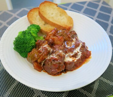 お肉がホロホロ♪牛すね肉の赤ワイン煮